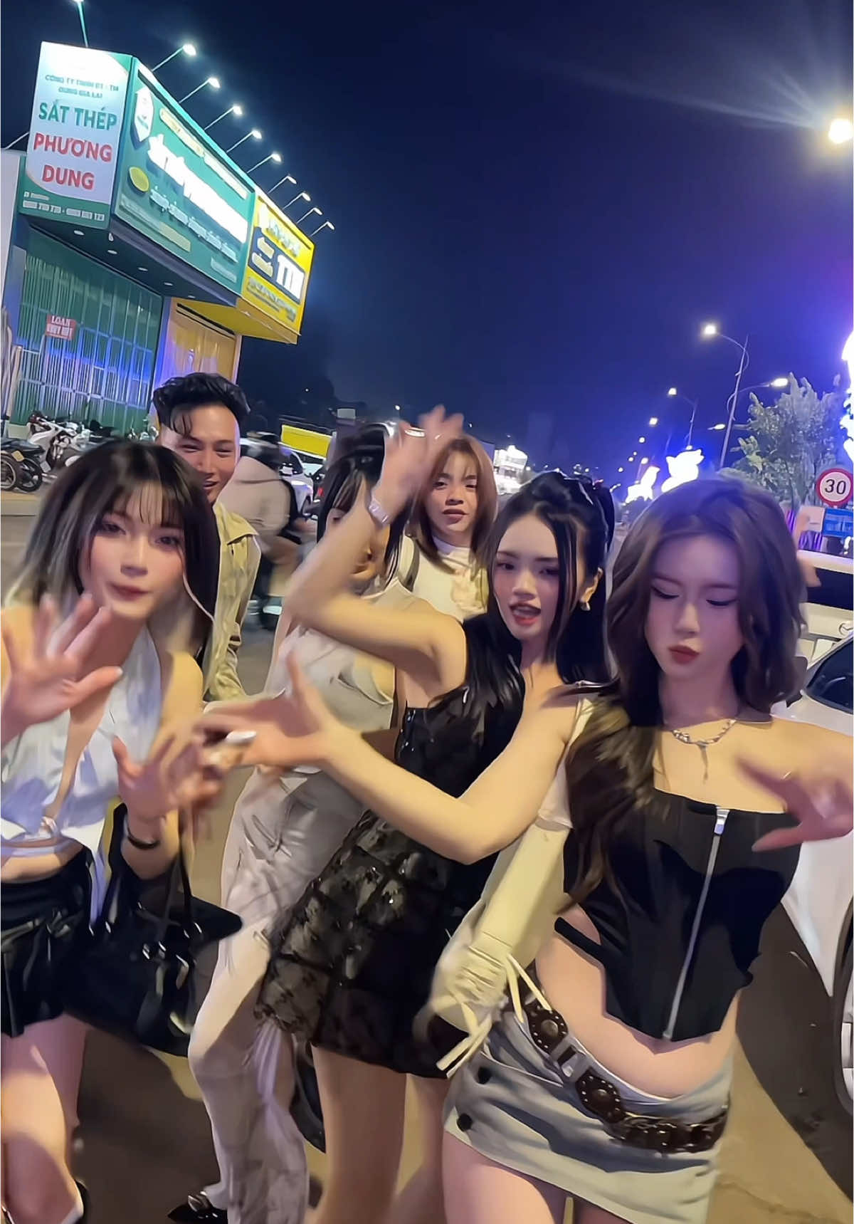 Girl xinh thường chơi theo đàn #teamxotit @XOTIT ☑️ @Xuân Nhii @Ngọc Phụng ( 玉凤） 