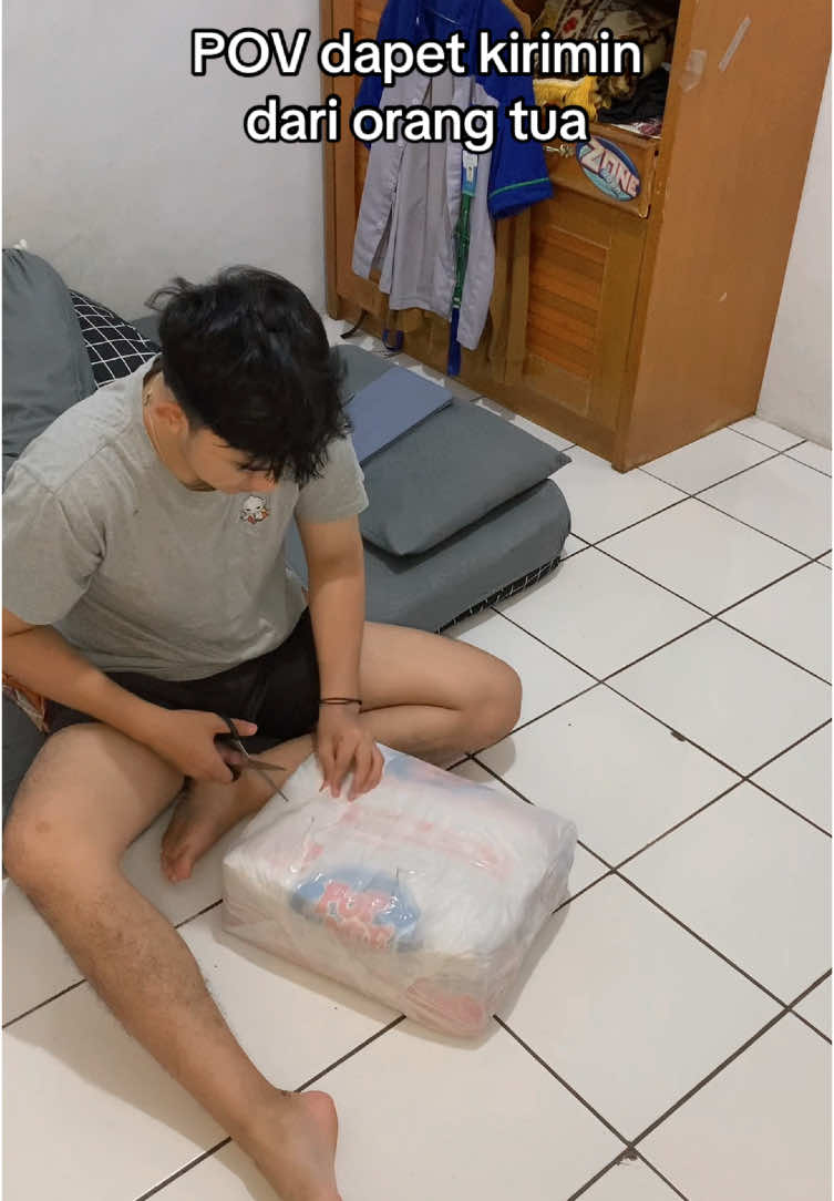 Anak bungsu malah jadi yang paling jauh mah🥺. Yang mau makanan pedes2 boleh di cek di keranjang kuning ya#kehidupananakkost #anakkost #anakrantau #ibuhebat #unboxing 