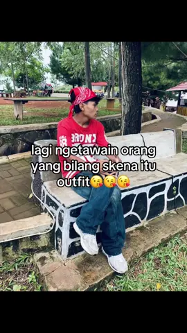 senyumin aja ya #skenaoutfit #fypp 