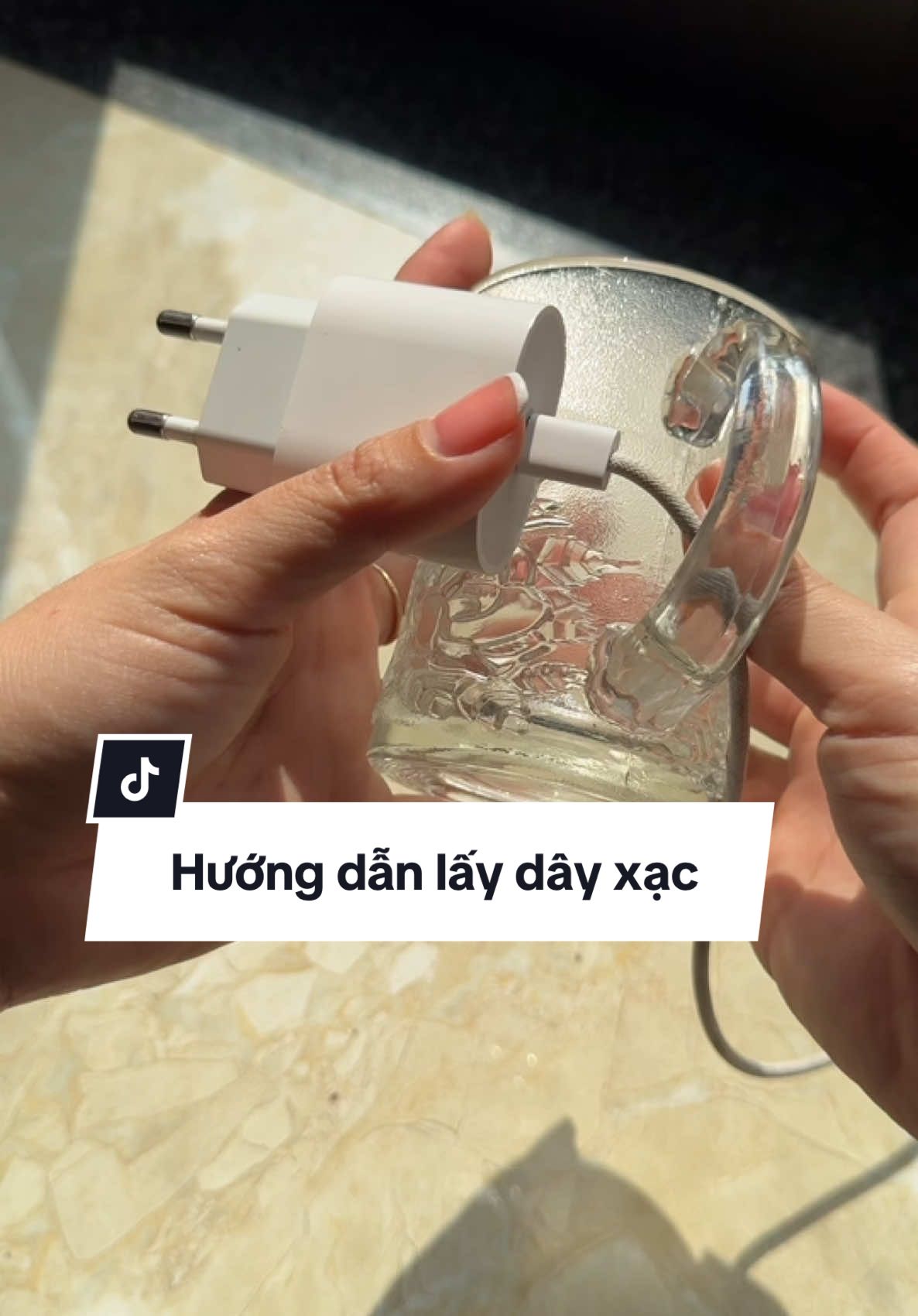 Cách lấy dây xạc ra khỏi ly #thinhhanhtiktok #xuhuongtiktok 