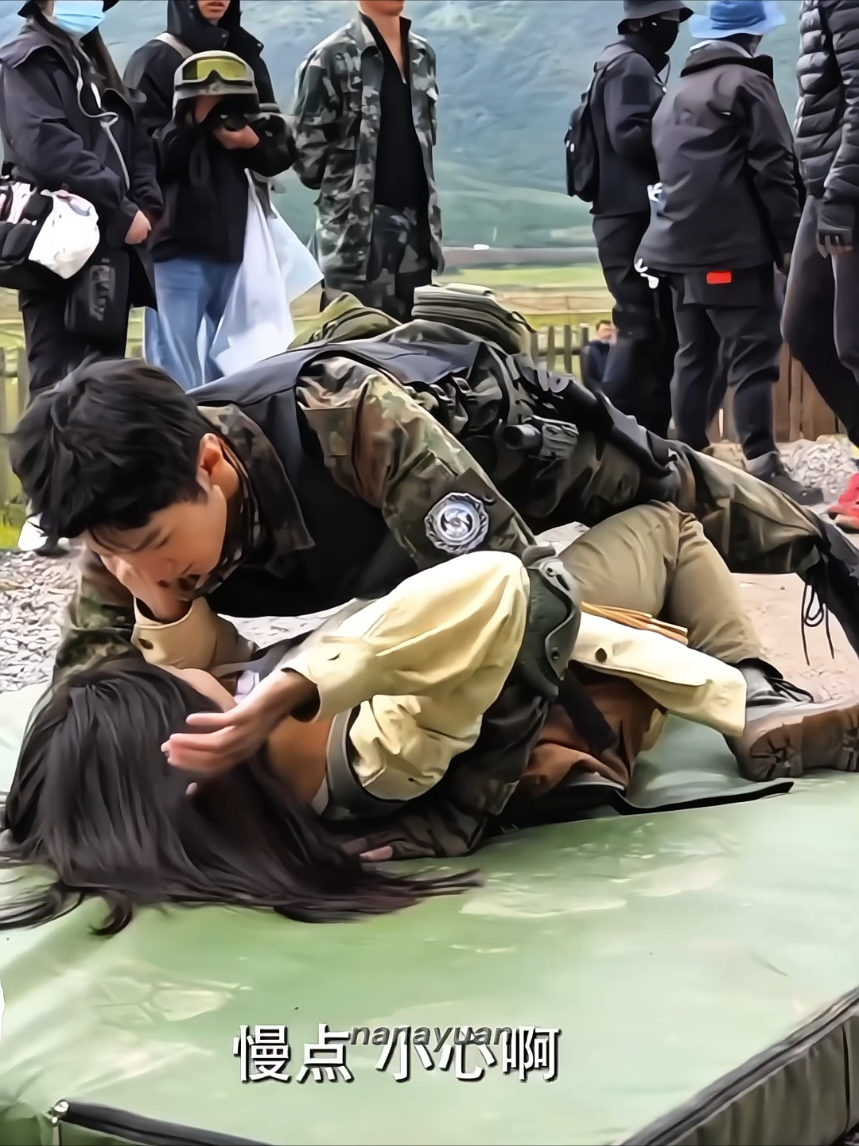 ini mereka latihan buat scene nyelametin ranran😍 ini pertemuan prtma mereka😍 #chenzheyuan #chenzheyuan陈哲远 #liangjie #lizan #thewhiteolivetree #whiteolivetree #thewhiteolivetree_cdrama #cdrama #upcoming #fyp 