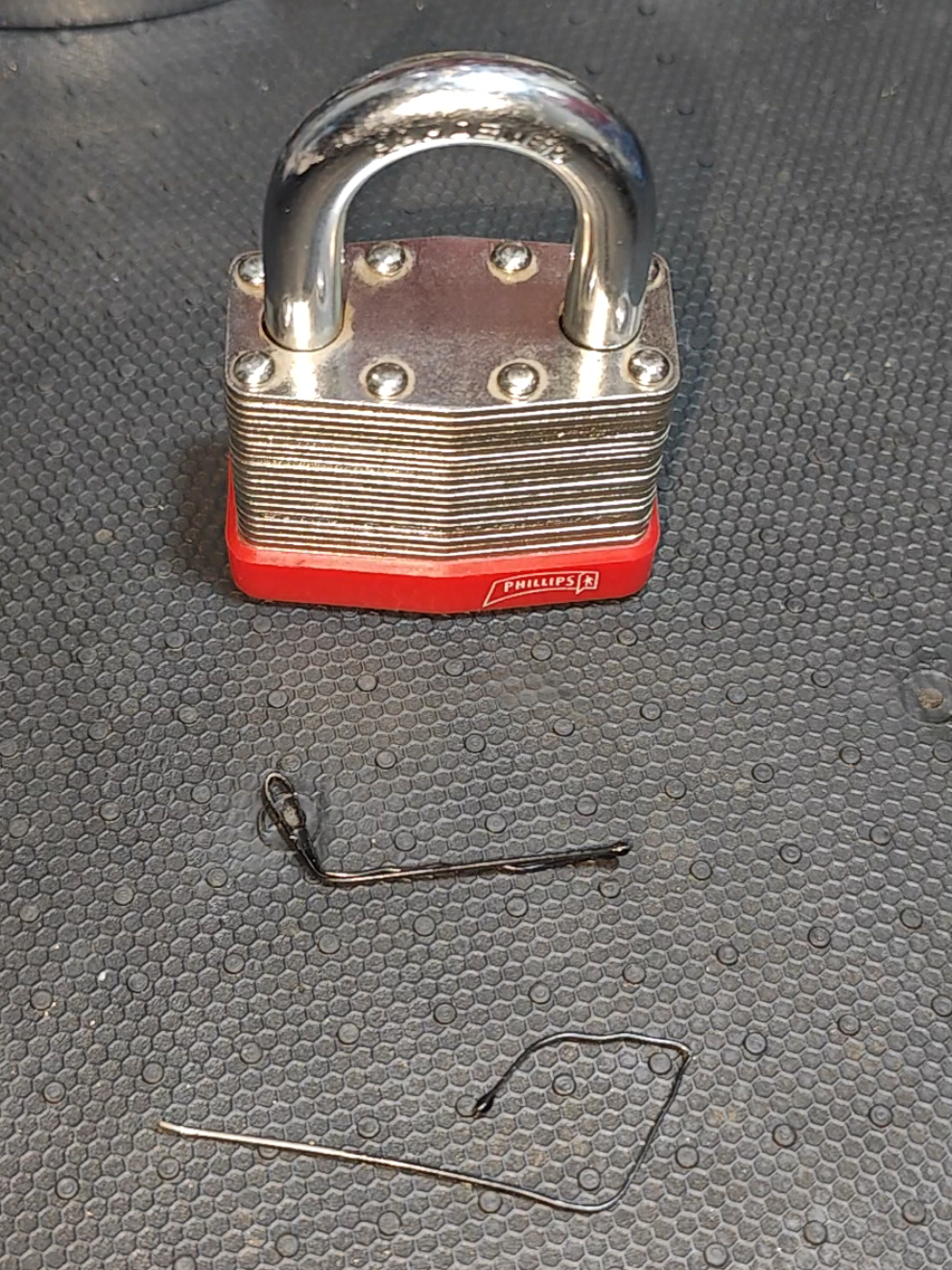 Cómo abrir un candado con pinzas para cabello  #hacks #lockpicking #ganzuadodeportivo #locksport #lockpick 