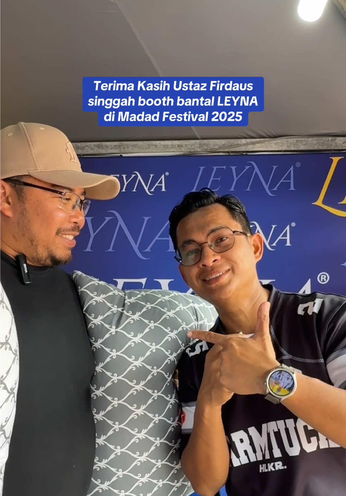 Alhamdullilah rezeki kami dapat jumpa Ustaz @𝙁𝙞𝙧𝙙𝙖𝙪𝙨 𝙁𝙞𝙧𝙖𝙗𝙞𝙗 Dan Ustaz juga suka bantal LEYNA yang kelabu bantal premium tu 😍👏 Siapa dah rasa memang akan jatuh hati punya! Anda bila lagi?  Bertujar kepada bantal yang boleh dibasuh ini dapat meningkatkan kualiti rutin harian lebih bermakna tidur lebih selesa. #madadfestival2025 #bantalleynaviral #bantalleyna #bantalbolehbasuh 