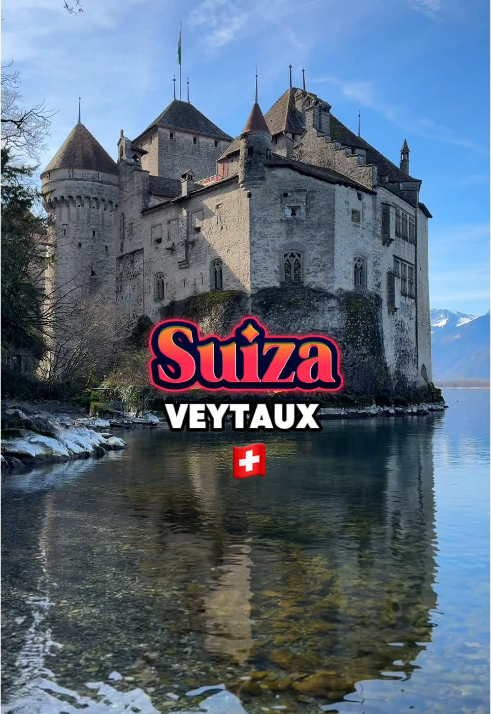 ✨ Veytaux como nunca lo habías visto Château de Chillon, Lago Lemán y los Alpes en una toma perfecta 😍🇨🇭 Si hay un lugar en Suiza que parece sacado de un cuento, es Veytaux 🏰💙. En este video capturamos en una sola toma la magia del Château de Chillon, con sus muros medievales reflejándose en las aguas cristalinas del Lago Lemán 🌊, mientras los Alpes suizos 🏔 enmarcan el horizonte. 💙 El azul del lago, el cielo despejado y la historia que envuelve este castillo crean un paisaje simplemente inolvidable. 📍 Ubicación: Château de Chillon, Veytaux 🇨🇭 🎥 Filmado en una sola toma para capturar toda la esencia del lugar. ¿Alguna vez has visitado este castillo? 🏰 Dime en los comentarios si te gustaría ver más lugares mágicos de Suiza. 📌 Guarda este video para tu próximo viaje y compártelo con alguien que ame los paisajes de ensueño. #ChateauDeChillon #Veytaux #LagoLemán #SwissViews #MontreuxRiviera #Suiza 🇨🇭 #VisitSwitzerland #MedievalCastle #NatureLovers #SuizaEspectacular #EuropeTravel #TravelGram #SuizaMágica #TravelReels #Skyline #SuizaEnReels #AmazingViews #VistasIncreíbles #FotografíaDeViajes