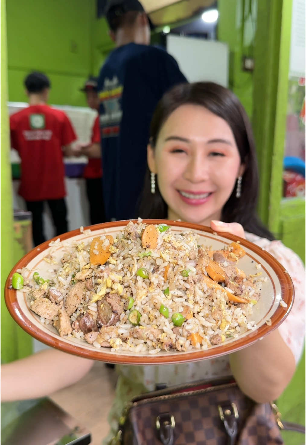 Nasi goreng kebanggaan warga depok nih ….. #sibungbung #mukbang #kulinerviral #reviewmakanan 