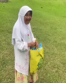 KETEMU TURIS ASING DI CIBODAS , NENEK INI PASIH BERBAHASA ARAB