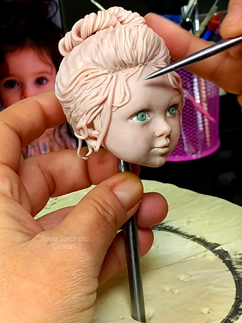 Caricatura bimba in lavorazione.... #clayart #polymerclay #cosclay #baby #compleanno #ritratto #caricatura #beauty #capelli #accinciatura 