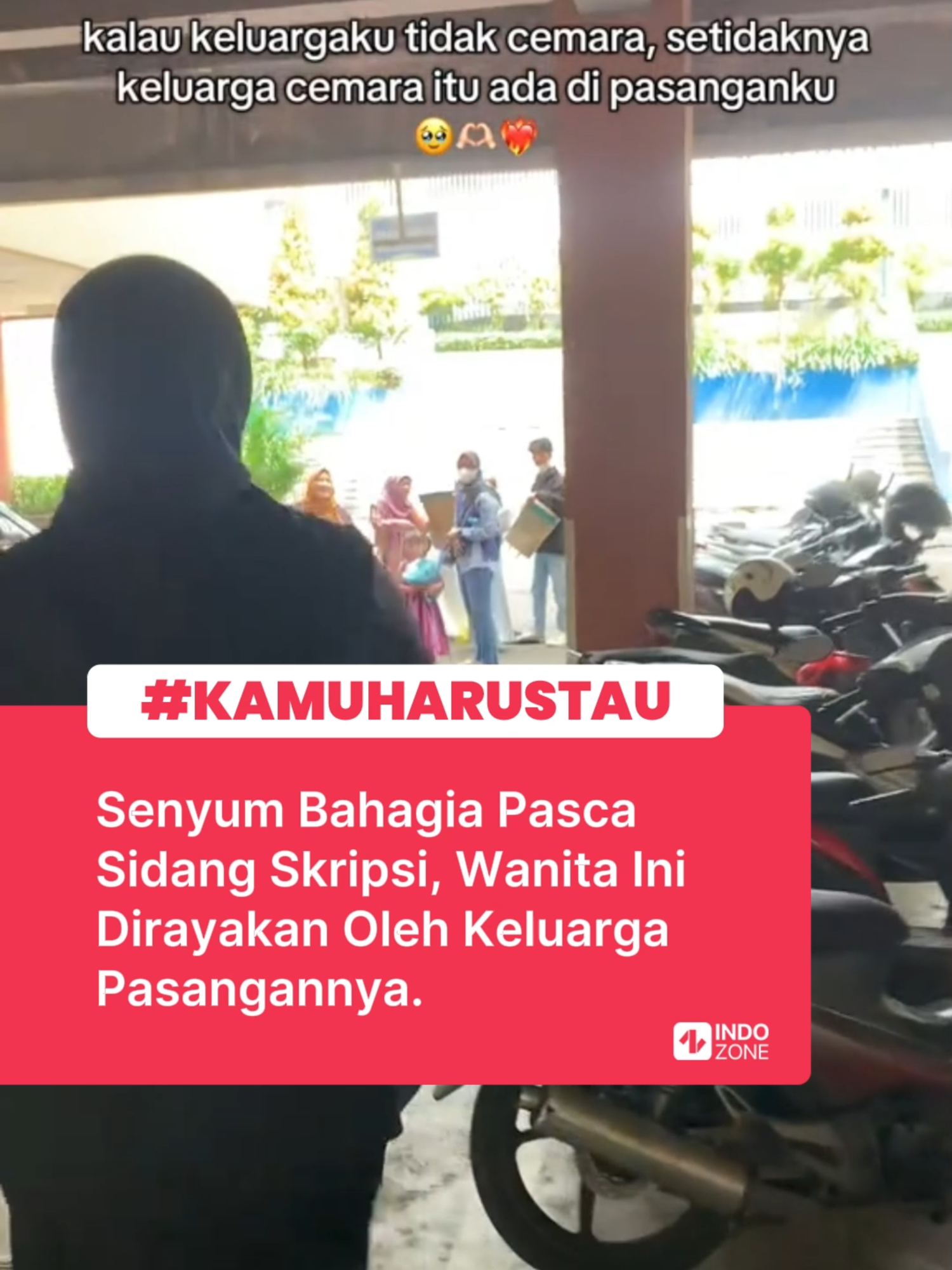 Dalam video tersebut, seorang wanita terlihat selesai menjalani sidang skripsi dengan senyum Bahagia di wajahnya.  Namun yang berbeda, ia tidak merayakan momen spesial ini bersama keluarganya, melainkan dengan keluarga pasangannya.  Tetapi, wanita ini tetap merasa bersyukur karena bisa merasakan kehangatan dan dukungan dari keluarga pasangannya.  Dalam setiap tawa dan kebahagiaan yang terlukis, ia menemukan rasa syukur yang mendalam, atas segala yang ada. Video: TikTok/hello333nd [baca berita dan informasi menarik lainnya hanya di www.indozone.id]