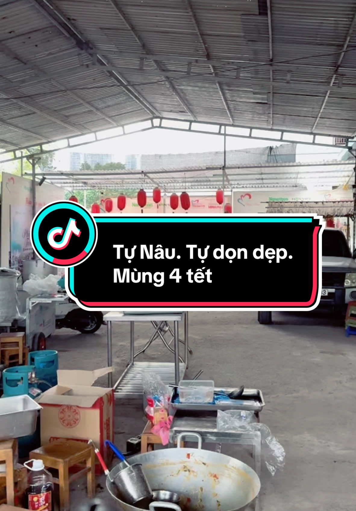 Các bạn cứ thử 1 tuần : Sáng đi làm Kiếm tiền. Chiều 13h ra  Bếp. Đun nấu. Xong đứng phát từ người đầu tiên cho đến người Cuối cùng. Xong dọn dẹp. => nhưng ý thức người đi lẤy đồ quá kém. Xem các bạn có Hoan hỉ nổi ko. Mình ko làm để lấy thành tích. Ko làm để lấy phước. Và mình Làm từ Thiện từ trước khi các  bạn cho mình đồ. Cho mình tiền. Nên công việc này vơi Mình là tự nguyện. Ko có tiền nào thuê được mình. Mua chuộc được mình. Vì Nó là niềm Vui của mình. Vui mình mới làm đc kiên trì như vậy sau những lời Nói bịa đặt. Vu khống. Khốn nạn. Bỏi vì mình nghĩ. Kecuno. Bản chất. Bản tính như vậy rồi thì sống với ai trước sau cũng lòi đuôi thôi. Vậy Hà cớ ji vì thế mà Bỏ cuộc. Chỉ sợ ko có sức để làm. Chứ ko sợ đời cay nghiệt. Nay tự nấu. Tự dọn dẹp. Vẫn vui vẻ. 