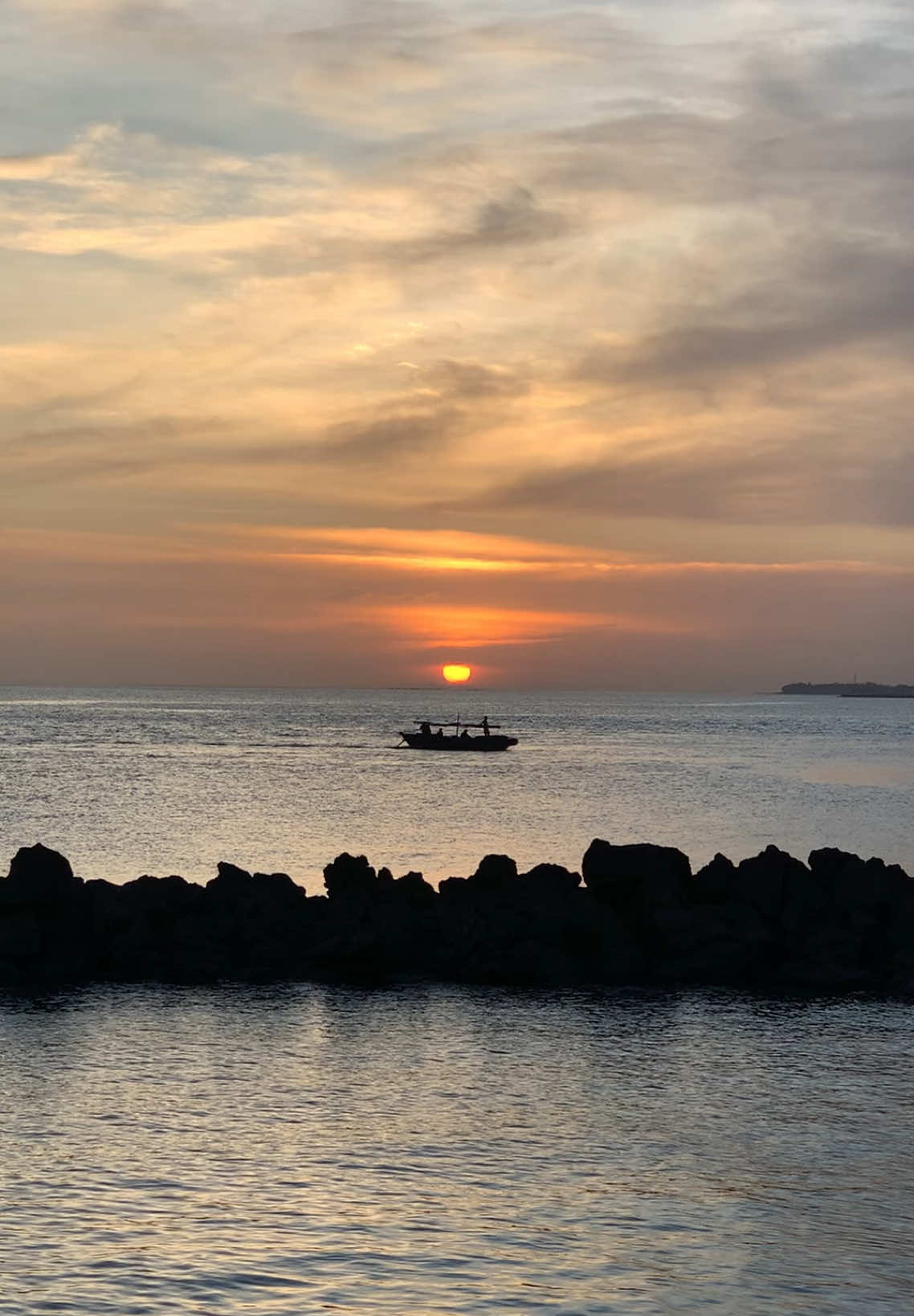 Iloilo City has got to have one of the best sunsets in the Philippines! 📍Fort San Pedro, City Proper, Iloilo City #iloilo #iloilocity #foryou #foryoupage #foryoupageofficiall❤️❤️tiktok #philippines #sunset #sunsetlover #sunsets #sunsetvibes #citylife #citywalk 