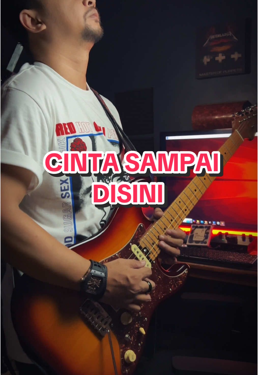 Cinta sampai di sini…🎸🔥” galau ala @dmasivbandofficial ini terasa makin powerful! 🤘 🎸 Guitar: @crafterguitarid Modern Sera Support by: @HAWILA MUSIK @Gitaro Store  String: @Fstrings Indonesia  Accessories: @lucan.shop Strap: @suigenerisid  dapat kiriman kaos band tp gk ada nama pengirimnya😅🤣 yg ngirim koment ya.. #CintaSampaiDiSini #DMasivRockVersion #TelecasterTone #CrafterModernSera #GuitarCover #HawilaMusik #GitarOStore #FString #LucanShop #Suigeneris #GuitarCrafter @musicastudios #dmasivguitarcover 