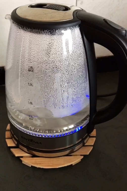 Chaleira elétrica de vidro com led. Resistente esquenta bem rápido e linda.