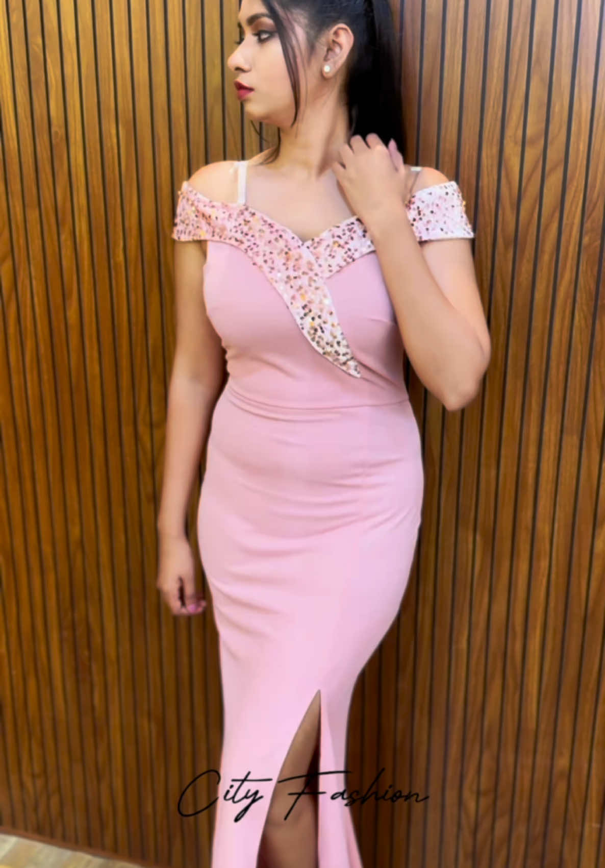 💖✨ නවතම ගවුම් විලාසිතාව! ✨💖 Turn heads with our Pink Long Fitted Dress! #PartyDress #PinkDress #FittedStyle #FreshDrop #ElegantFashion #ChicLook #MustHave #ShopNow