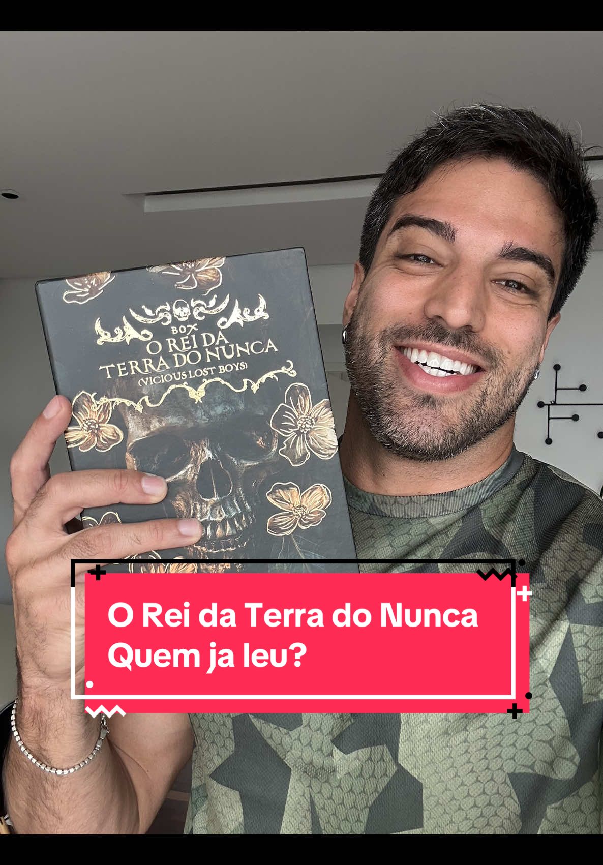 Quem aí já leu me manda o feedback. Tô curioso demais.  Livro: O Rei da Terra do Nunca  Editora: Universo dos Livros