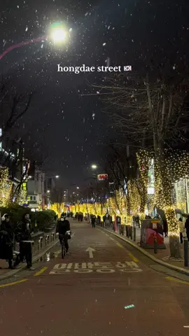 Korea seoul 🇰🇷 📍hongdae street Hongdae is famous as the center of youth culture and art in Seoul. It has a variety of cafes, unique shops, and street performances, creating a lively and creative atmosphere. Especially at night, the vibe changes, making it a great place to enjoy music at clubs or bars. Feel free to ask any questions you have about Hongdae! #seoul #korea #hongdae #hongdaestreet #street #snow #firstsnow #hanriver #koreatravel #koreatrip #koreaflower #koreatoul #pop #kpop #koreanische #korealife #koreanscenery #bts #blackpink #foruou #influencer #southkorea #Summer #ocean #sunset #fyp #fyppppppppppppppppppppppp #11月の明洞 #ソウルショッピング #明洞の雰囲気 #ソウルを探検 #韓国の屋台グルメ #11月の韓国 #ソウルの秋 #明洞の街 #ソウルライフ #韓国旅行 #韓国 #11月的明洞 #首爾購物 #明洞氛圍 #探索首爾 #秋天的首爾 #韓國街頭小吃 #11月的韓國 #首爾的秋天 #明洞街頭 #首爾生活 #韓國旅行 #韓國 #เมียงดงในเดือนพฤศจิกายน #ช้อปปิ้งโซล #บรรยากาศเมียงดง #สำรวจโซล #ฤดูใบไม้ร่วงในโซล #อาหารข้างทางเกาหลี #เกาหลีในเดือนพฤศจิกายน #ฤดูใบไม้ร่วงในโซล #ถนนเมียงดง #ชีวิตในโซล #ท่องเที่ยวเกาหลี #เกาหลี 