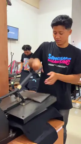Mau Nyablon Kaos? Bisa Satuan dan Lusinan, Bisa Custom Desain Suka-suka 😁 Di Sangsaka Kuansing je lah Sanak SANGSAKA KUANSING 📲 0811 7578483 📍 Jl. Tuanku Tambusai Beringin Taluk Depan RM. Pondok Barangin.