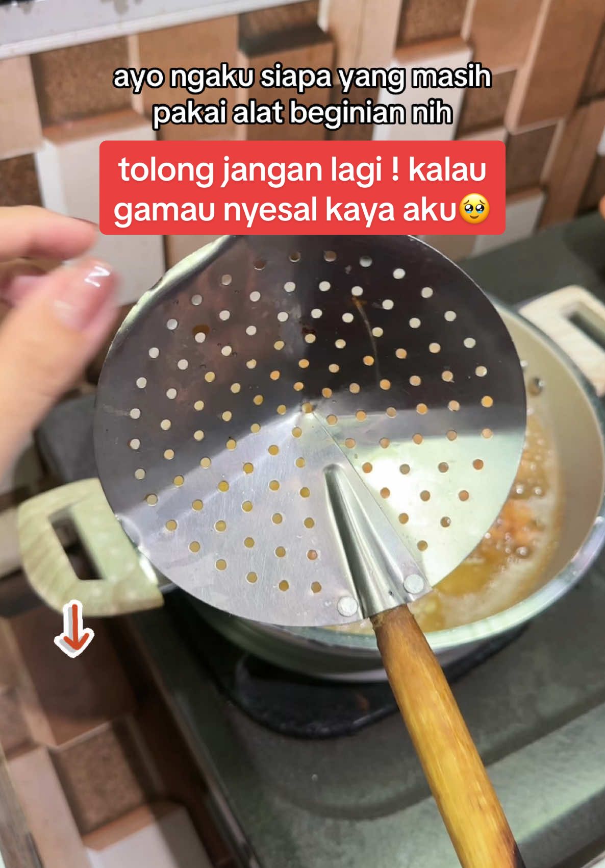 “Gorengan Minyaknya Banyak? Nih, Biar Gak Bleberan Lagi! 😍” Sering kesal karena gorengan masih berminyak pas disajiin? Udah, pakai wadah peniris gorengan ini aja! Kapasitasnya besar, bentuknya persegi panjang jadi bisa muat banyak! Plus, ada nampan peniris di bawahnya, minyak langsung turun, gorengan tetap crispy! ✨ 🍟 Kapasitas besar, muat banyak gorengan 🍟 Minyak turun sendiri, gak bleber kemana-mana 🍟 Lagi DISKON BESAR, harga jadi murah banget! Gorengan lebih sehat, dapur lebih rapi! Buruan checkout sebelum kehabisan! 😍. . #PenirisMinyak #PenirisMinyakGorengan #PenirisMinyakAesthetic #PenirisMinyakStainless #PenirisMinyakMini #PenirisMinyakSpinner #PenirisMinyakGoreng #PenirisMinyakPutar #PenirisMinyakBulat #PenirisMinyakEstetik #yearendsale #wibgajian #Gebyarbelanjajanuari #cuantanpabatas #megaguncang1212 