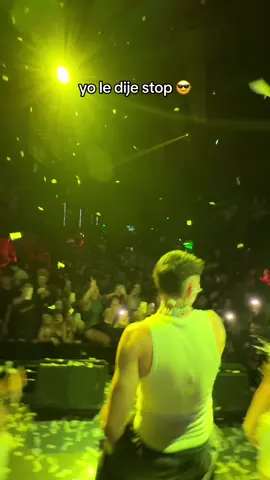 tenía que hacer el pasito, no podía seguir cantando… fue más fuerte que yo jajajaaj