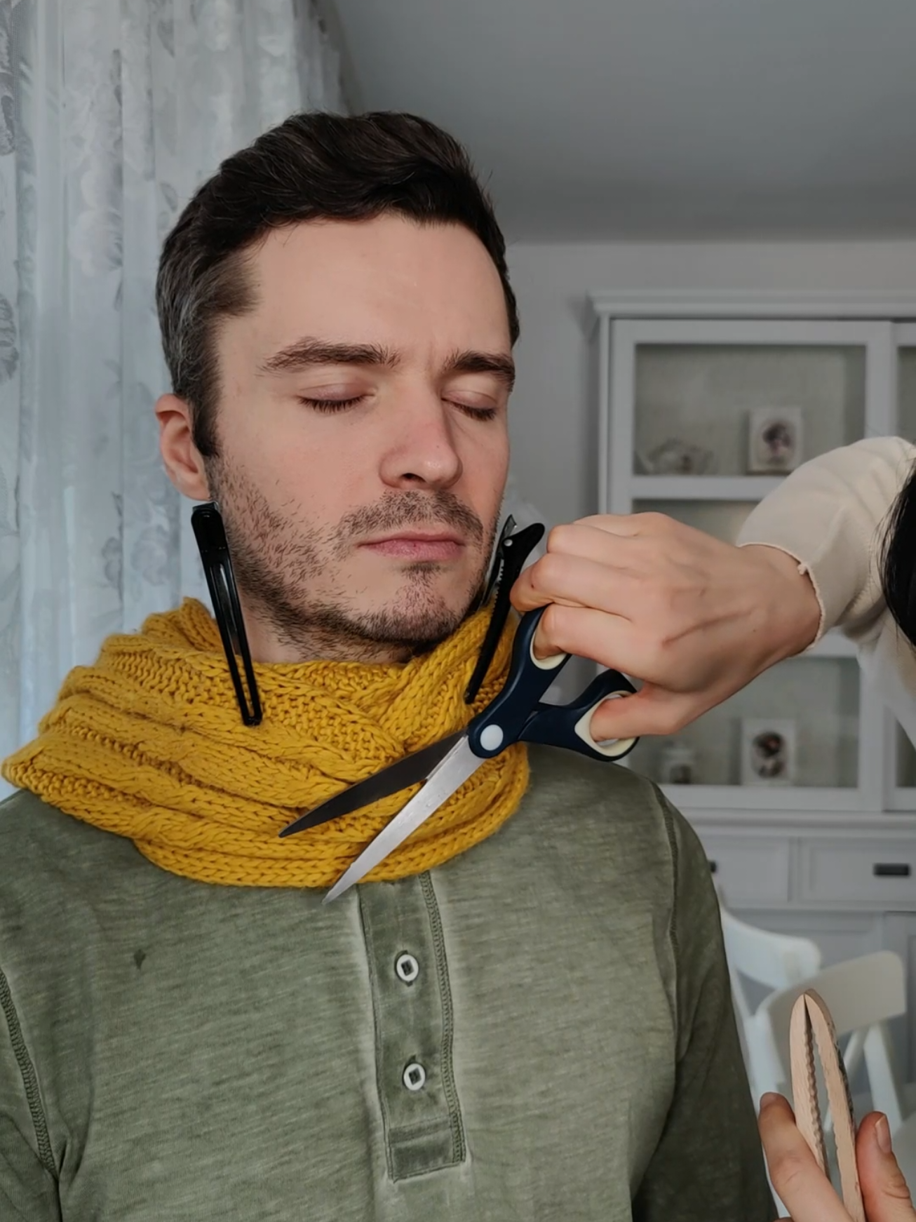 Instead of his hair, his scarf gets a haircut #asmr #femaleasmr 