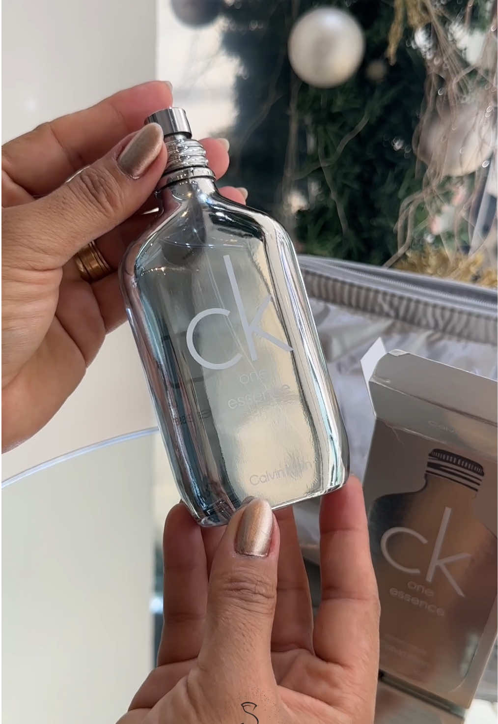 A nova essência do clássico que você ama + Necessaire! 🌟 CK One Essence é a criação mais recente da Calvin Klein, trazendo a combinação perfeita entre o frescor cítrico e a sofisticação aromática. ✨ Assinada pelo renomado perfumista Alberto Morillas , essa fragrância personalizada é uma verdadeira obra-prima para quem busca moderno e moderno. 🍊 Notas de topo: Bergamota, Chá Branco, Laranja Sanguínea e Pimenta Preta, para um início vibrante e refrescante. 🍃 Notas de coração: Chá Verde, Hortelã e Gerânio, que trazem frescor e detalhes. 🌳 Notas de fundo: Almíscar, Incenso, Sândalo Australiano e Musgo, que garantem profundidade e durabilidade. 💬 Uma fragrância sofisticada e irresistível, ideal para quem ama se destacar com sofisticação! 📍Já disponível na loja. Corre e venha conhecer essa novidade que já é um sucesso! #ckoneessence #perfumecompartilhável #fragrânciacítrica #calvinkleinessence 