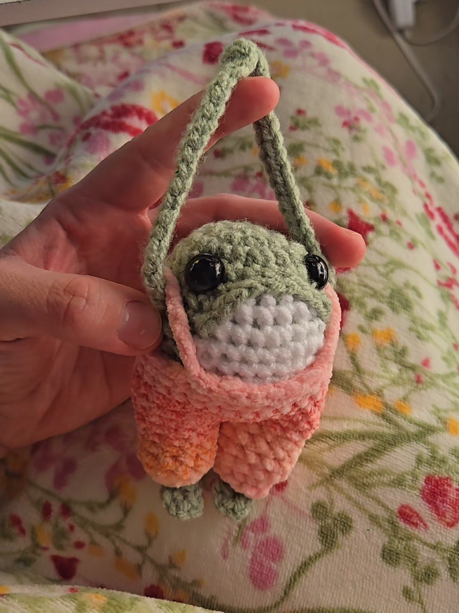 crochet a frog bag charm with me! 🐸🩷 . frog bag friend pattern by @Cuddly Crochets by Kat  . #crochetersoftiktok #crochettiktok #foryoupage❤️❤️ #crocheted #smallbuisness #handmade #crochetcommunity #fyp #bagcharm #crochetfrog #frog