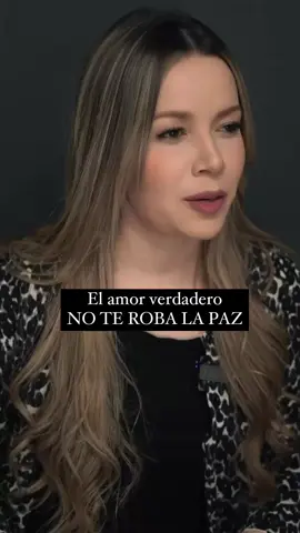 El amor verdadero no duele, no confunde, no destruye. 💖✨ Nos han hecho creer que el amor debe ser intenso, difícil y lleno de caos. Pero el amor real no es una montaña rusa emocional, es un refugio. El amor verdadero da paz, no ansiedad. Da seguridad, no dudas. Inspira confianza, no miedo. 💡 Así se siente un amor sano: ✅ Puedes ser tú misma sin miedo al juicio. ✅ Te sientes en calma, no en una constante incertidumbre. ✅ Hay respeto, apoyo y crecimiento mutuo. ✅ No necesitas rogar por atención, el amor fluye naturalmente. 💬 Recuerda: Si el 