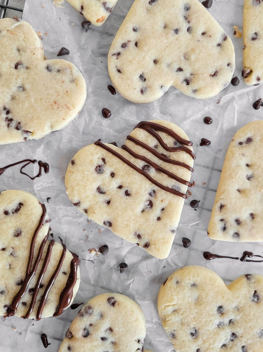 Heart Shaped Chocolate Chip Sugar Cookies 💕🍫 #baking #cookies #sugarcookies #ValentinesDay #valentinecookies #valentinedessert #valentinesdaybaking 