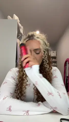 New fave setting spray #BeautyTok #musthaves #makeup #makeuptok #faves 