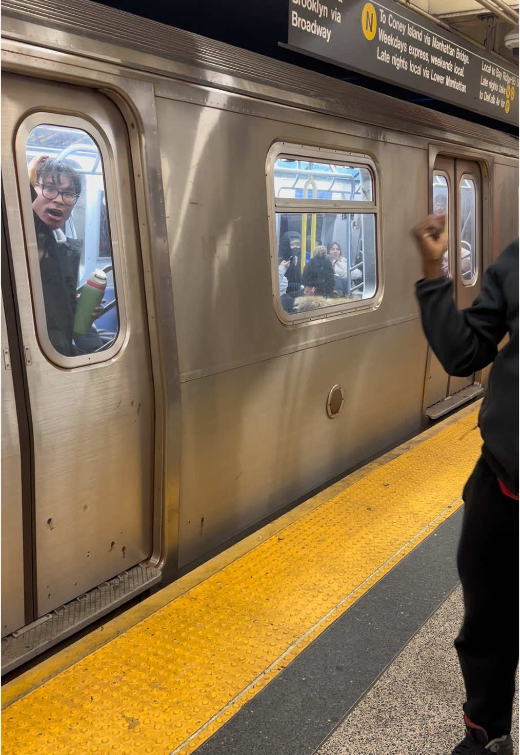 Free headphone jack in nyc 🕺🏾🫡#moneymakingmase #viral #fyp #nyc #timesquare #trending #subway #dancer 