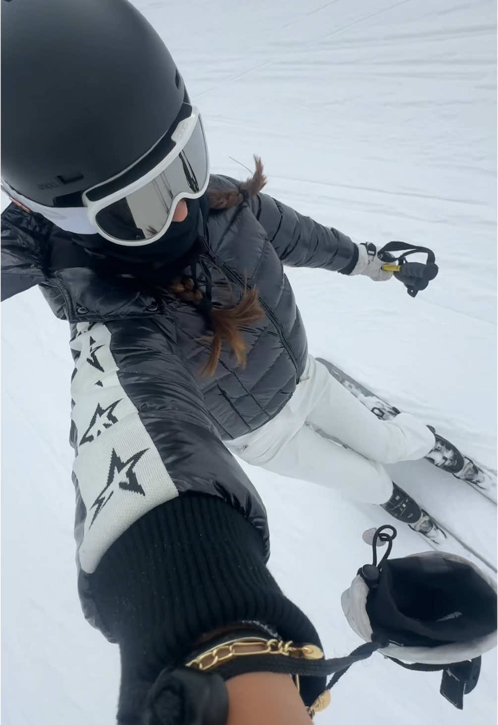 Guardate este trend de ski para cuando vayas a esquiar! 🎿💖💋✨🧊⛷️ • #jazmintrajtenberg #ski #elevator #trendingvideo #trends #outfit #esquiar #ski #milipili #turra #fyp 