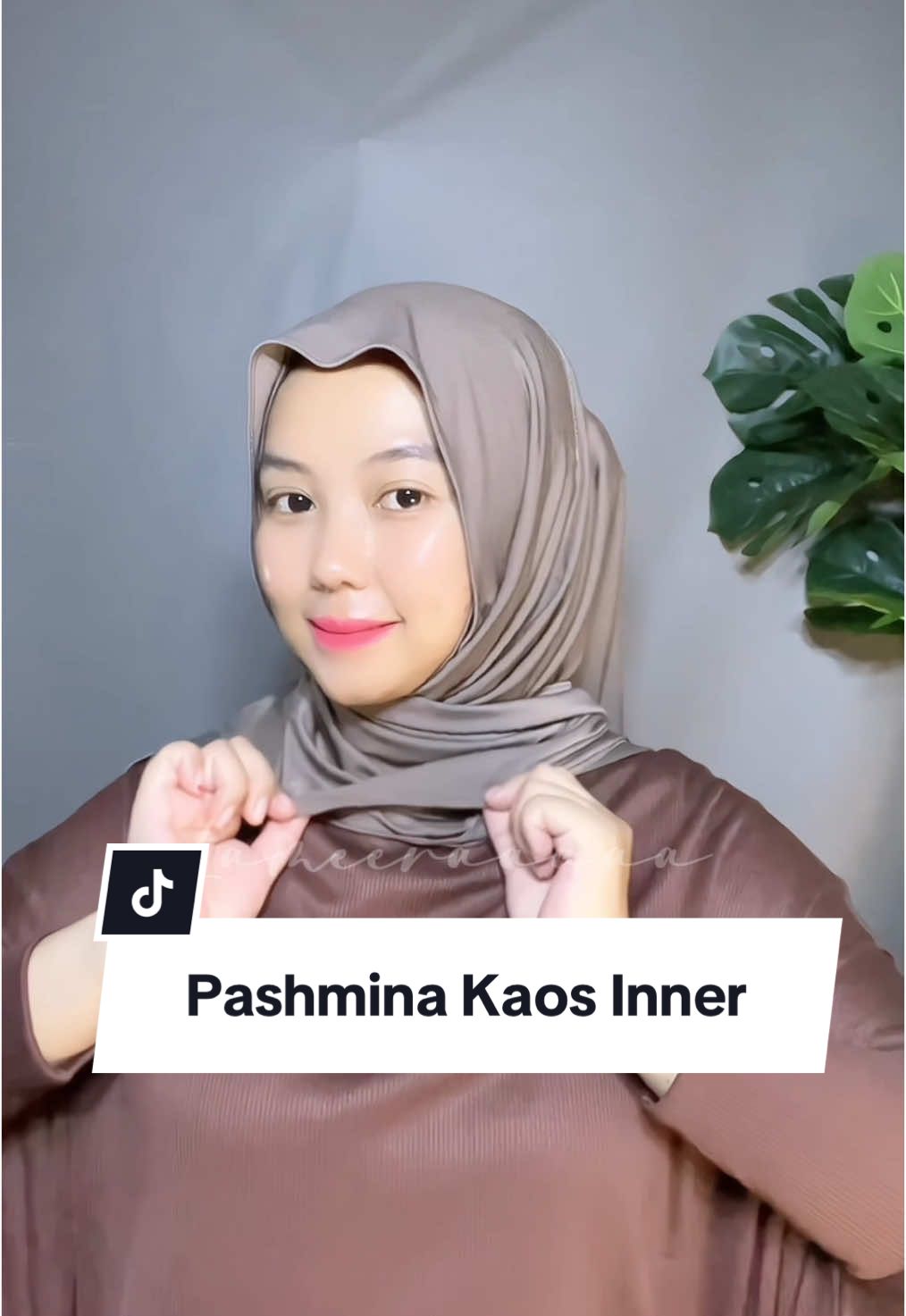 Kalo kaya gini ga khawatir kelihatan aurora kan 🥰 pashmina kaps yang sudah dilengkapi inner ninja aman menutup bagian leher cuma 20ribuan 😻✨ #pashmina #pashminakaos #pashminainstan #pashminainner #rekomendasihijab 