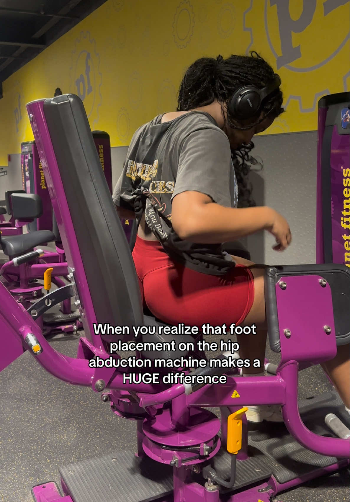 having my feet like this by FAR helps with my glute engagement the most so tht i’m not compensating with other muscle groups. have you tried the hip abduction machine this way yet? 👀 #hipabductionmachine #footplacement 