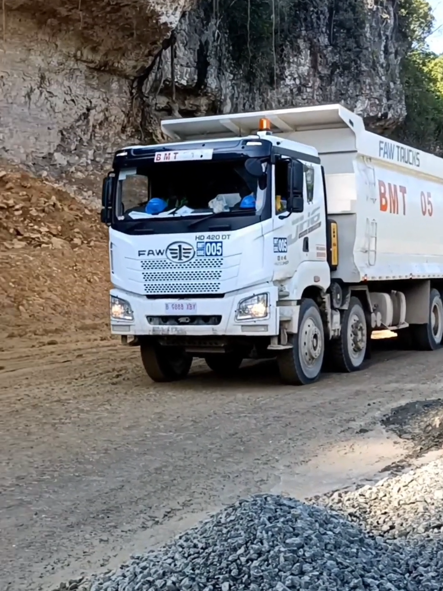 kasih JJ dulu Unit baru PT BMT  #cctvhaulingRoadPTSDE #cctvhaulingRoadPTSDE #kulitambang👷 #storyhauling #storyhauling #tambangbatubarakalimantan #fypシ #kotabarukalsel #storytambang #JJCapCut #CapCut 