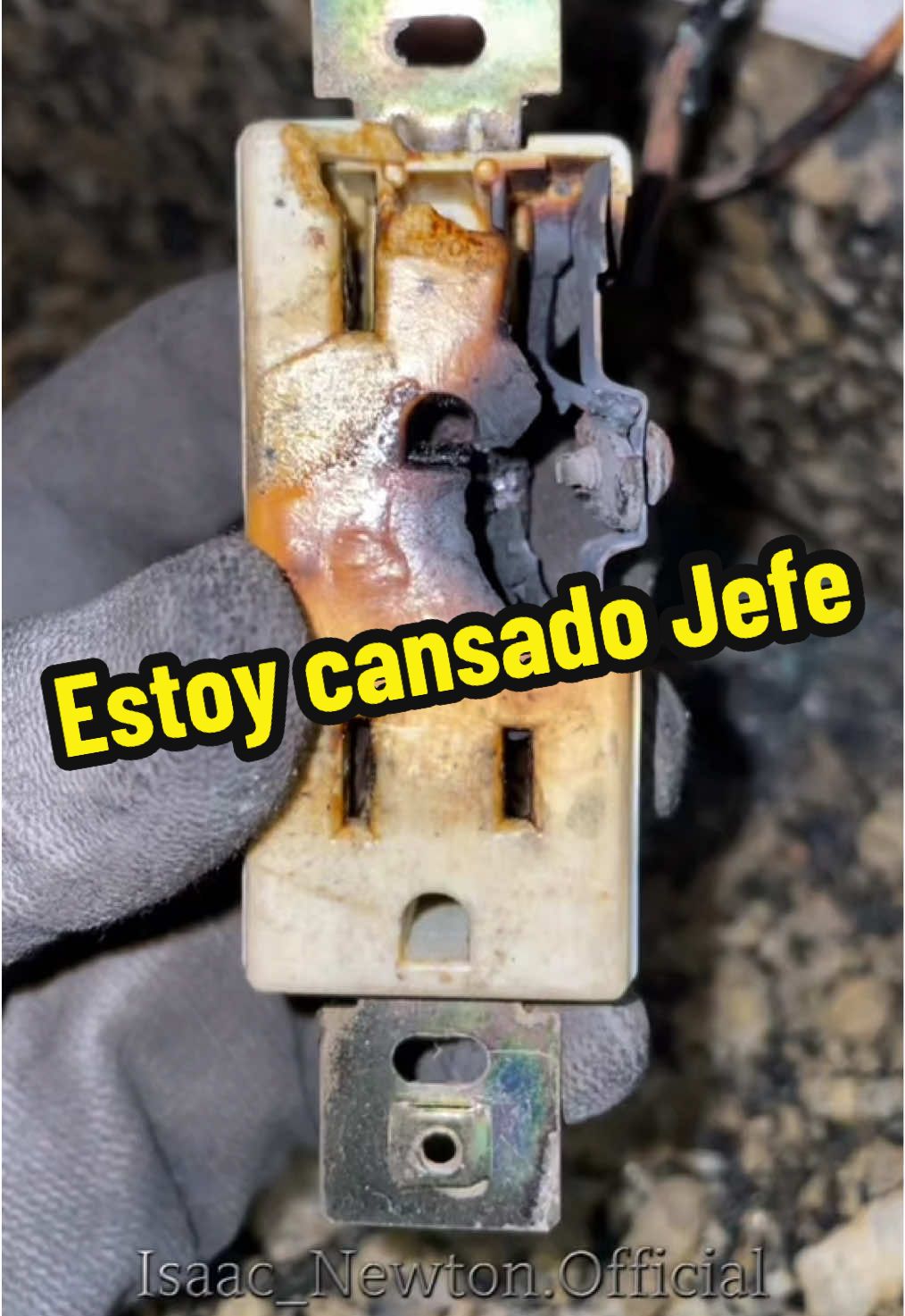 Se le fue la cara  #instalacioneselectricas #handyman #electrician #electricity #electricalwork #electricidad #electricista #aprendeconmigo #AprendeEnTikTok #LearnOnTikTok #IsaacNewton504 