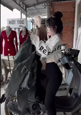 Áo khoác jean croptop xinh quá nè #xuhuong #viral #fyp #moingaymotoutfit #goclamdep 
