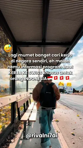 Switzerland memiliki program pertukaran profesional muda dengan beberapa negara, termasuk Indonesia. Program ini memungkinkan individu yang telah menyelesaikan pendidikan (minimal gelar sarjana atau pelatihan 2 tahun) untuk bekerja di Swiss selama maksimal 18 bulan, dengan tujuan pengembangan karir. Persyaratan: * Warga negara dari negara yang terdaftar (misalnya Indonesia, Argentina, Australia, Kanada, dll.). * Usia 18-35 tahun (untuk beberapa negara, misalnya Australia: 20-30). * Telah menyelesaikan pelatihan vokasi atau pendidikan tinggi. * Bekerja di bidang yang sesuai dengan pendidikan atau pelatihan yang diterima. * Gaji sesuai dengan standar sektor dan wilayah di Swiss. Prosedur: 1. Cari pekerjaan yang sesuai dengan bidang studi. 2. Kirim aplikasi ke otoritas terkait di negara asal. 3. Persiapkan dokumen seperti formulir aplikasi, kontrak kerja, dan salinan ijazah. 4. Setelah mendapat persetujuan, ajukan visa atau izin masuk sesuai kebutuhan. 5. Setelah tiba di Swiss, daftar di kantor pendaftaran penduduk dalam waktu 14 hari. Catatan: * Perpanjangan izin tinggal hingga 18 bulan mungkin disetujui berdasarkan alasan yang sah. * Pergantian pekerjaan hanya diperbolehkan dalam kondisi tertentu dan memerlukan persetujuan. Sumber informasi dan pencarian pekerjaan: 1. State Secretariat for Migration (SEM): www.sem.admin.ch Di sini kamu bisa menemukan informasi lengkap mengenai prosedur aplikasi dan unduhan formulir yang diperlukan. 2. Portal pekerjaan Swiss:     * Jobs.ch: www.jobs.ch     * JobScout24: www.jobscout24.ch     * Indeed Switzerland: www.indeed.ch Pastikan untuk mencari pekerjaan yang sesuai dengan bidang studi atau pelatihanmu dan mengikuti pedoman dari SEM untuk aplikasi visa dan izin kerja. MORE INFOS:https://www.sem.admin.ch/sem/en/home/themen/arbeit/berufspraktikum.html