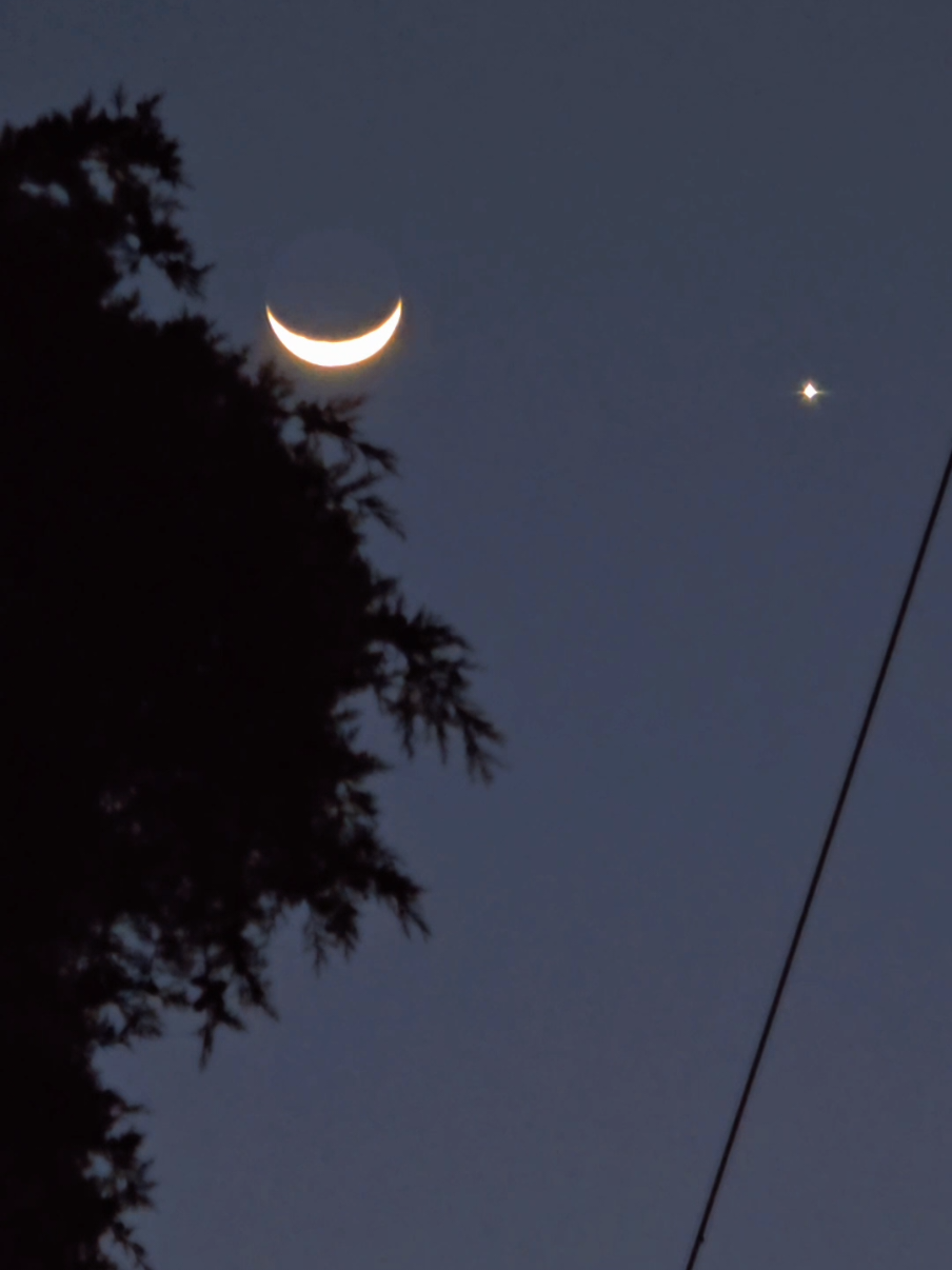 Esta noche, 1 de febrero de 2025, la Luna y Venus se encuentran en una hermosa conjunción, visibles juntos en el cielo occidental poco después del atardecer. Este espectáculo celestial fue observable a simple vista y ofrecio una vista impresionante para los observadores del cielo! #venus #universo #cosmos #astronomia #noche #luna #conjuncion #scenery #sky #cielo #fyp 