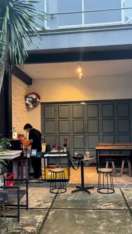 Nyoree santuy sambil ngopi 📍Malaka kopi semarang #coffeshopsemarang  #caffesemarang  #coffeeshopsemarang  #malakakopi