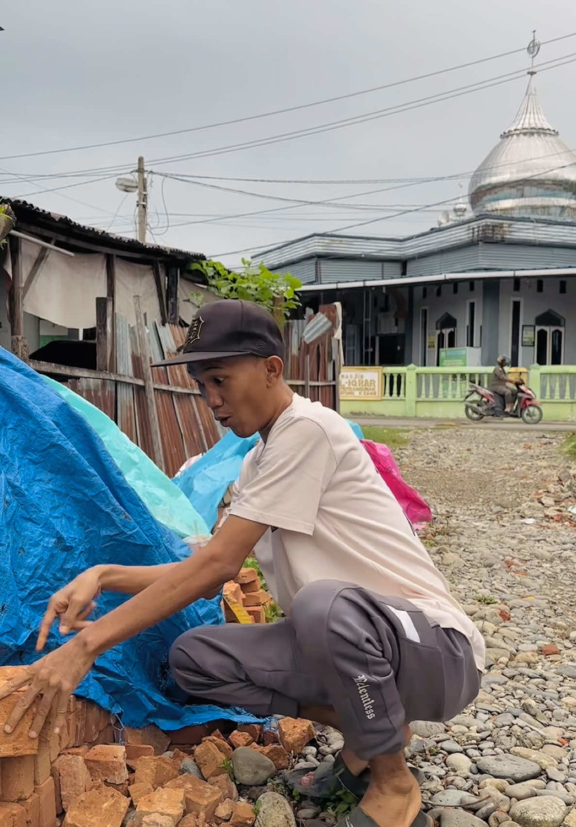 Mandi sungai bayar cepek!