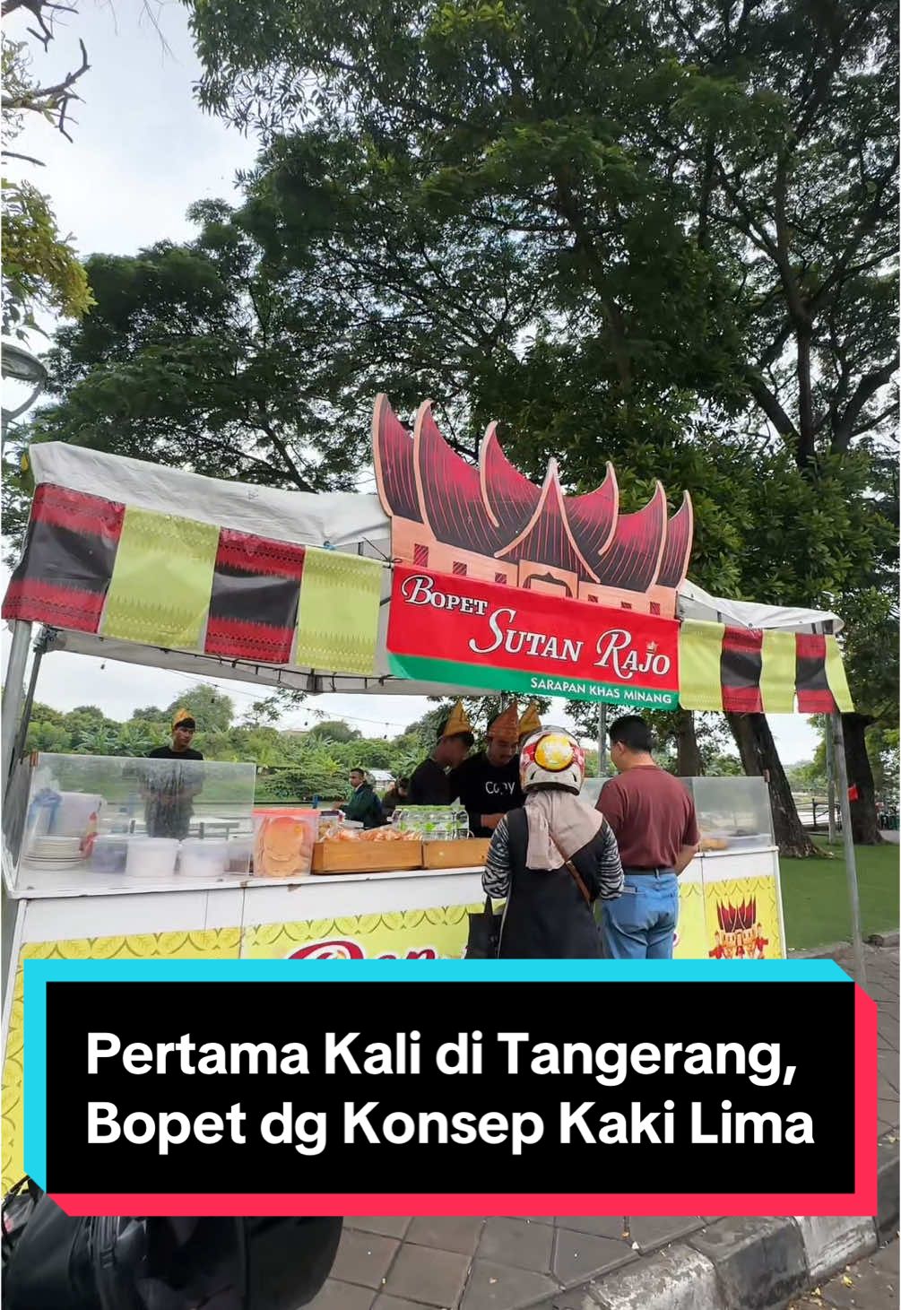 Pertama kali gua nemu, di Tangerang ada Bopet dengan konsep kaki lima yang jual aneka sarapan Khas Minang yang super lengkap. Makanan nya sedep & tempatnya adem banget, ada dipinggir Sungai Cisadane. Kata gua Warga Tangerang pada cobain sih! 📍Lokasi dan Harga ada di Akhir Video #tukangjalan #lapermelulu #kulinertangerang #bopetsutanrajo #bopet #khasminang #kulinerminang #cisadaneriverside #pasarlamatangerang #kulinerkhasminang #viral #kulinerviral #longervideos #serunyakuliner