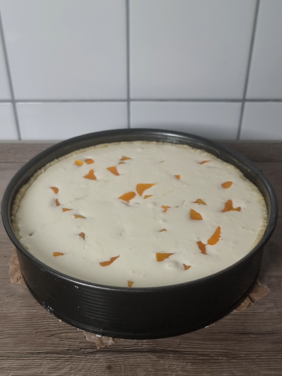 Cremiger Schmandkuchen: 150g weiche Butter  100g Zucker 1pk. Vanillinzucker  1 Ei 1TL Backpulver  250g Mehl Für die Creme: 600g Schmand 600ml Sahne 80g Speisestärke  150g Zucker 1 EL Vanilleextrakt  3 Eier Außerdem: Kleine Dose Pfirsich  Backzeit: Im vorgeheizten Backofen bei 160°C Ober/Unterhitze für 50min backen.  Aus dem Ofen nehmen und Zimt-Zucker verteilen. Nochmals in denn Ofen bei 200°C für 10min backen. .#instagood #trending #viralreels #fyp #cake #viral #reels #trend #shortvideo #instadaily #instagram #instadaily #foryou #videoviral #yummy 