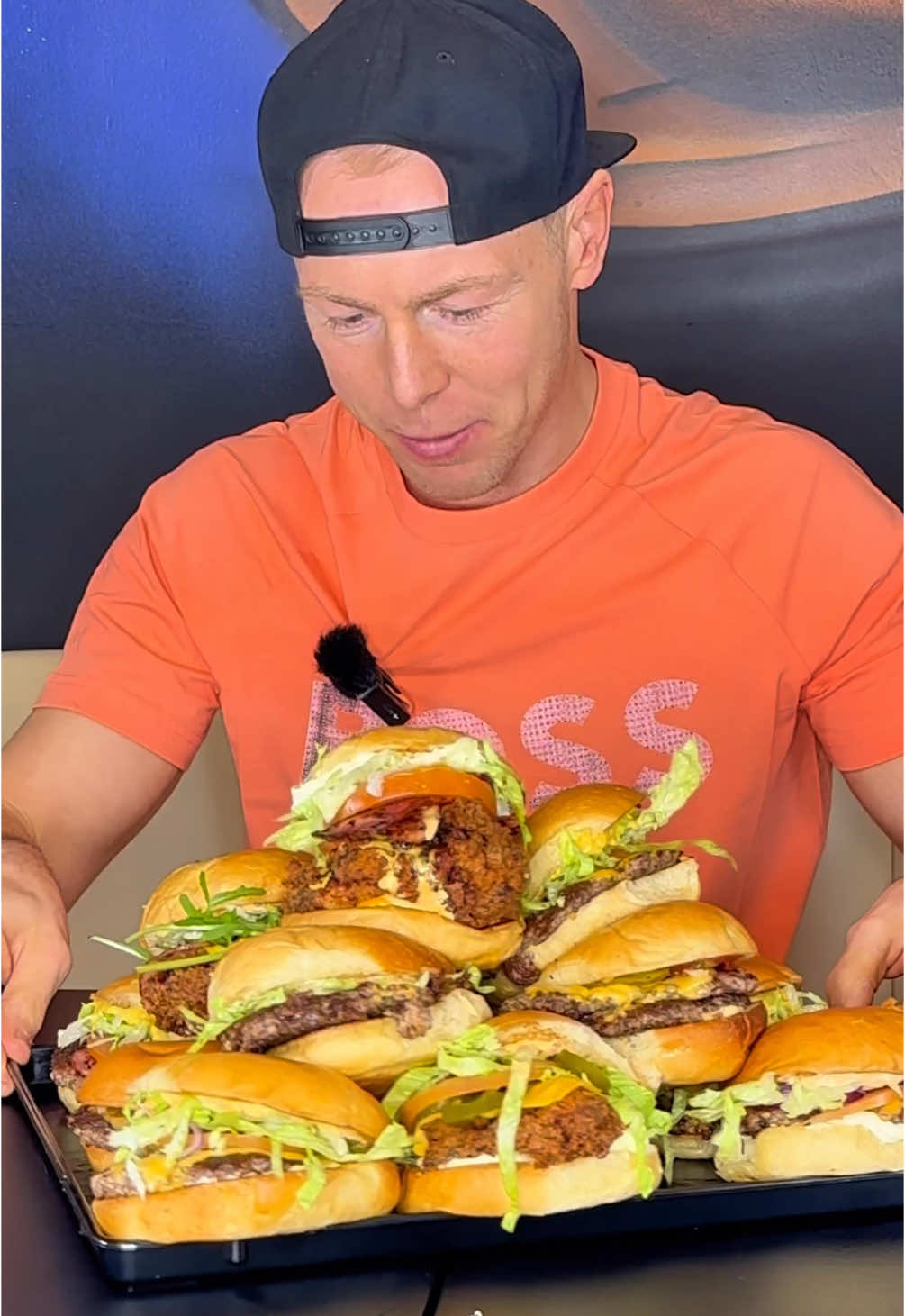 15 Burger in 45 Minuten? 🍔 Die legendäre @𝐏𝐀𝐒𝐀𝐌 Challenge war definitiv eine echte Herausforderung! Doch es hat sich gelohnt und gleichzeitig Riesen Spaß gemacht. Mein Favorit der Pasam Burger 👌 Das ganze Video jetzt auf YouTube! #bigm #foodchallenge #mukbangvideo #burger #pasam #challenge 