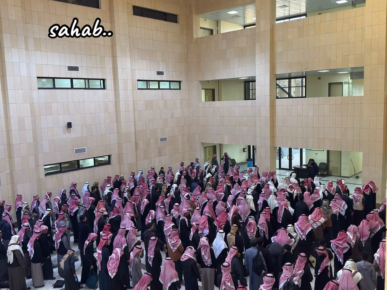 ‏التزام الطلاب بـ ⁧‫#الزي_الوطني_السعودي‬⁩ يجسد إرثنا الثقافي ويحافظ على الهوية الوطنية التي تفتخر بها الأجيال.  ‏ ⁧‫#نفخر_بزينا_الوطني‬⁩#الهوية_الوطنية 