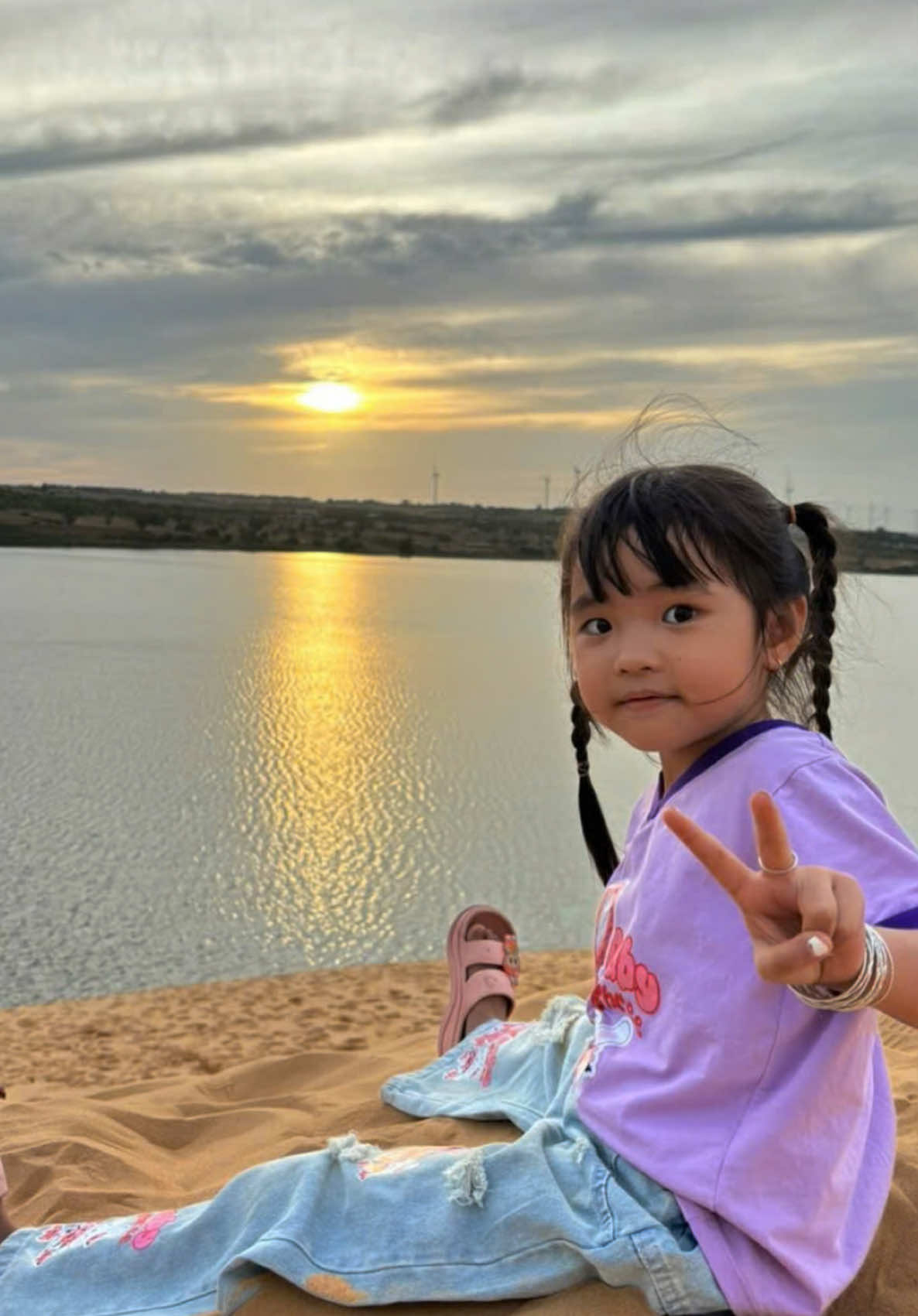 Một em bé xinh xắn để thương. Dành dụm tiền lì xì tới bàu trắng chơi Tết 🧧 #bìnhthuan86🍀❤️ #bàutrắng #dulichphanthiet #dulichbautrang #khudulichnhutrungbautrang #trượtcátbàutrắng 