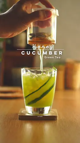 Honey Cucumber Green Tea ⬇️ Ingredients: 1 tea bag of green tea 50ml hot water steep for 3 minutes 40g fresh cucumber 60ml water 30ml honey ice Garnish: slice cucumber and italian oregano #greentea #icedtea #honey #cucumber #cucumberjuice #honeycucumber #drink #tea #icedgreentea #cucumbergreentea #homecafe #drinkoftheday #drinkrecipes #homebrew 