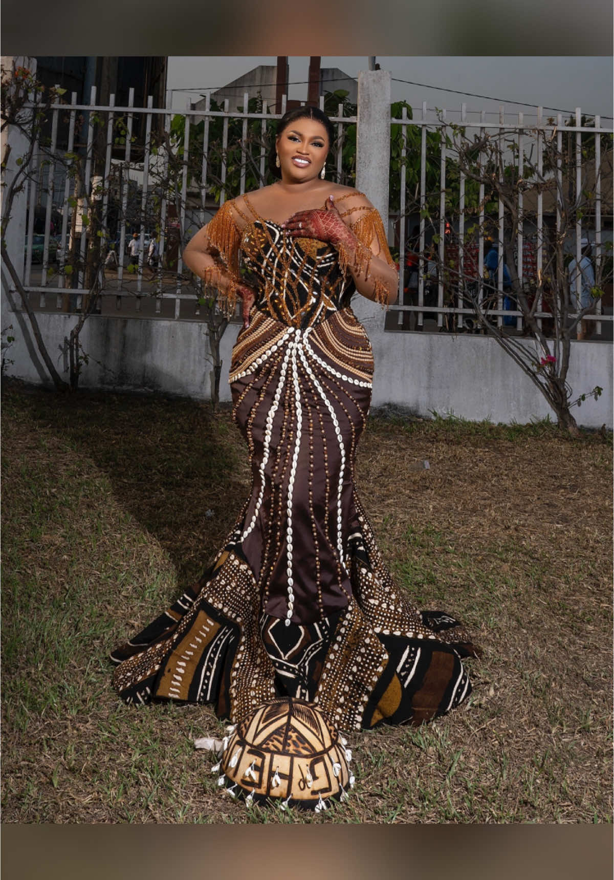 La tenue bambara, ornée de cristaux ,perle et de coris, est vraiment éblouissante et pleine de grâce, Elle la met vraiment en valeur, ma mariée.🤎🤍💛 #dress SENAC HOUSE  Mua 💄Charmel N’dri Makeup 📸 Léandre Siby #senachouse #tenuetraditionnelle #mode #PagneTraditionnel #pagnesenoufo 