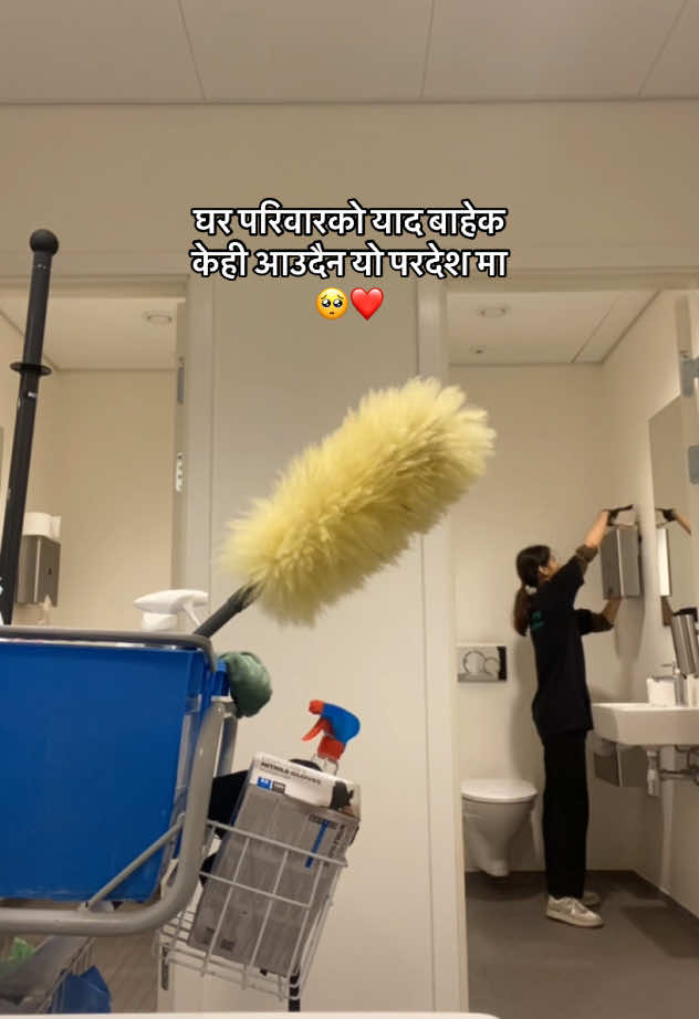 Yestari kam garnu pardata ghar pariwar ko yaad le sataudo raixa 😭😢❤️ #denmark🇩🇰 #tiktok #pardeshilife #work #cleaning #foryoupage #fypage #fyp #viralvideo #sadstory #hardwork 