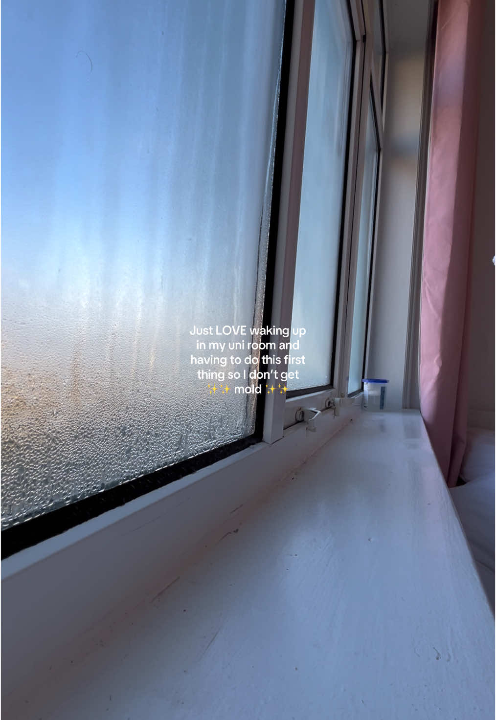 Why is the condensation SO bad 🥴🥴 #unicore #unilife #uni #unistudent #studenthousing #unihouse #unihousing #condensation #mold #mould #studentcore #student #students 