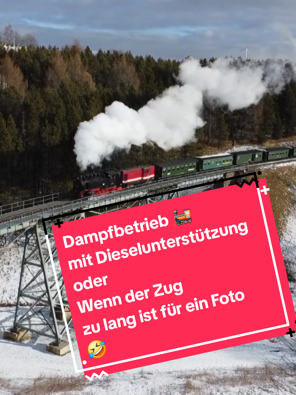 Fichtelbergbahn mit Dieselunterstützung oder wenn der ganze Zug nicht aufs Bild passt 🤣 Am Wochenende war wieder die Hölle los auf dem Fichtelberg. Dementsprechend waren auch wieder viele Wagen an der Dampflok. Damit das alles auch pünktlich irgendwo ankommt, bekam sie diesmal Unterstützung von der L45H-084. Einer Diesellokomotive.Klanglich tat dies aber keinen Abbruch.  #diesellok #L45H084 #l45h #dampflok #steamlokomotive #fichtelbergbahn #begegnungenunterdampf #dji #djidrohne #drohnenvideo 