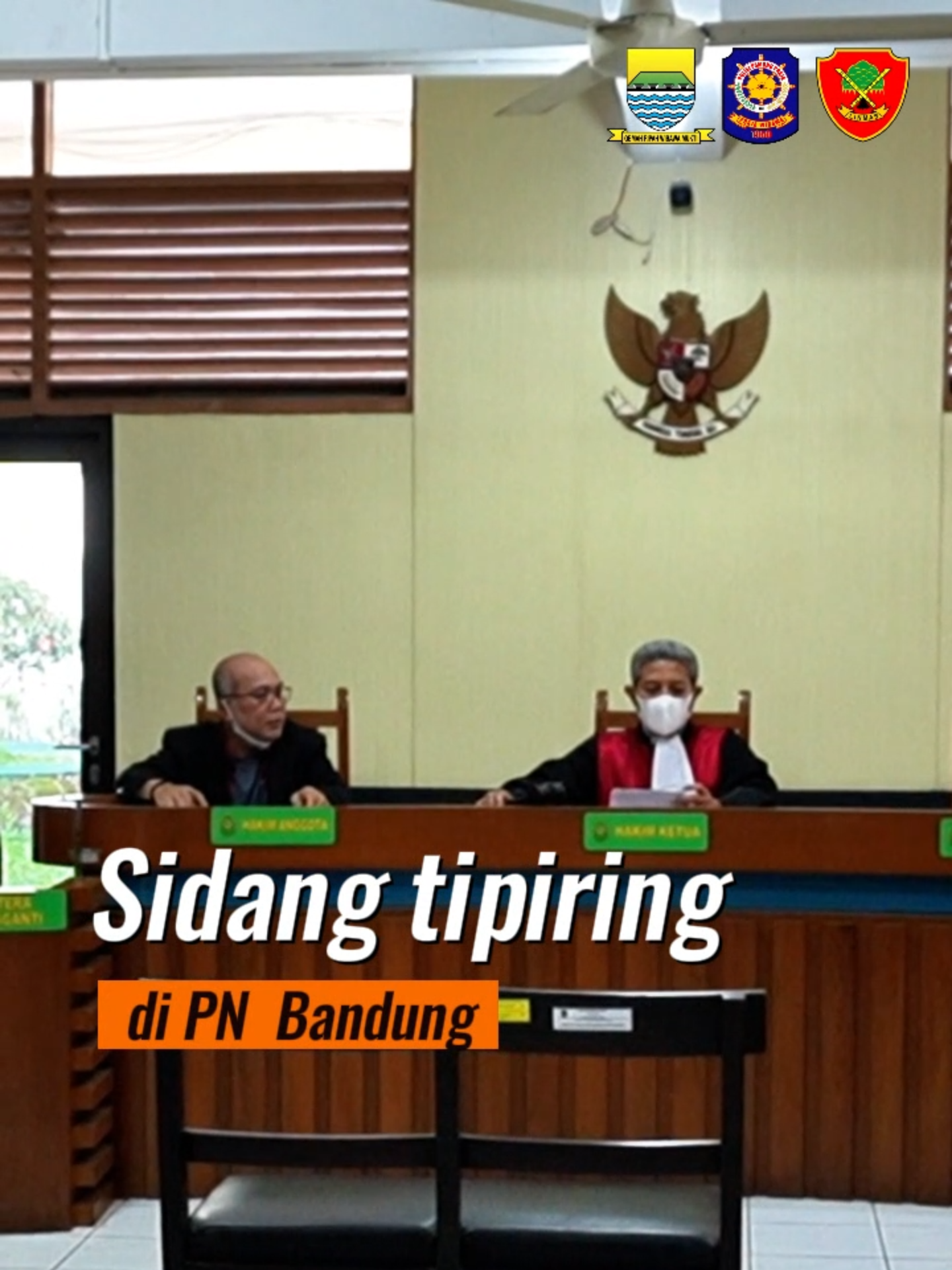 Jumat, 31 Januari 2024, Satpol PP Kota Bandung melaksanakan Sidang Tindak Pidana Ringan (Tipiring) di Pengadilan Negeri Kota Bandung. Sidang ini dipimpin oleh hakim serta dihadiri oleh panitera dan Penyidik Pegawai Negeri Sipil (PPNS). Empat orang terdakwa disidangkan atas pelanggaran Peraturan Daerah Kota Bandung No. 9 Tahun 2019. Para terdakwa terbukti melanggar Pasal 55 ayat (1) jo. Pasal 21 ayat (1) dan dijatuhi pidana denda sebesar Rp 50.000,00, serta diwajibkan membayar biaya perkara sebesar Rp 2.000,00. Sidang ini merupakan bentuk komitmen Satpol PP Kota Bandung dalam menegakkan perda dan menciptakan ketertiban umum, sehingga Kota Bandung tetap nyaman dan tertib bagi seluruh masyarakat. Satpol PP Kota Bandung Jl. R.A.A. Martanegara No.4 Profesional, Humanis, Tegas, Religius #KamiBanggaMenjadiPolisiPamongPraja #TidakDipilahTidakDiangkut